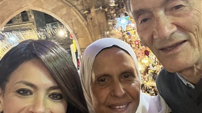 رانيا المشاط برفقة والديها في شارع تاريخي.. رمضان بنكهة العائلة والتراث  