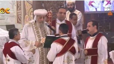 البابا تواضروس الثاني يكرس ويسيم 15 من الشمامسة لكي ما يصيروا كهنة 