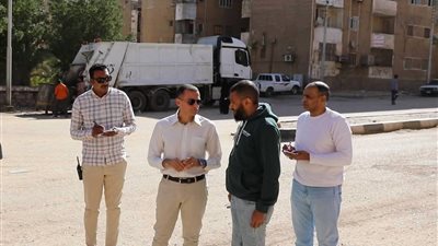 توعد بحساب المقصرين.. جولة ميدانية مفاجئة لمحافظ أسوان بمنطقة المحمودية 