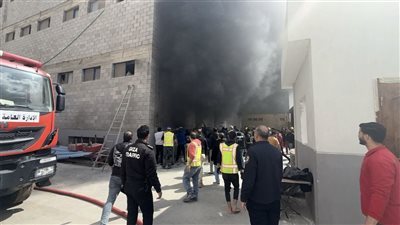 الدفع بالحماية المدنية للسيطرة على حريق بمصنع ملابس بالمنطقة الصناعية بأكتوبر