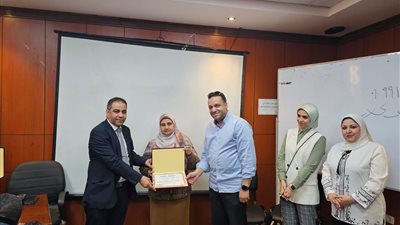 تكريم إدارة الأمراض المتوطنة بصحة أسيوط بعد إشادة نائب الوزير بأدائها