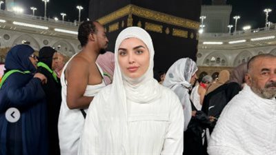 دالا المهندس تؤدي مناسك العمرة في رمضان: «كنت بحاجة لهذا القرب وهذا السكون»