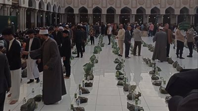 في أول أيام رمضان.. إفطار الطلاب الوافدين بمسجد الأزهر الشريف| صور