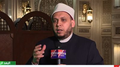 إمام مسجد الحسين: يجوز تقبيل جدار مقام الإمام الحسين من باب الحب له
