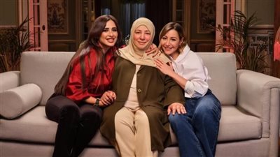 مظاهرة حب بعد ظهور عبلة كامل في إعلان فودافون.. وقلق بسبب تورم يدها