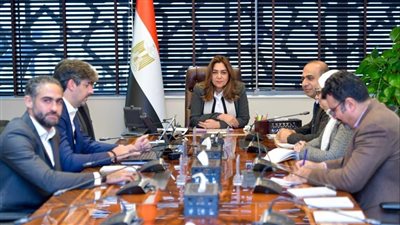 منال عوض توجه بتنفيذ نموذج تجريبي بالمدن الساحلية لحماية البيئة البحرية