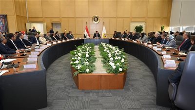 وزير الصناعة يجتمع بقيادات الوزارة ويضع الخطوط العريضة لسير العمل 