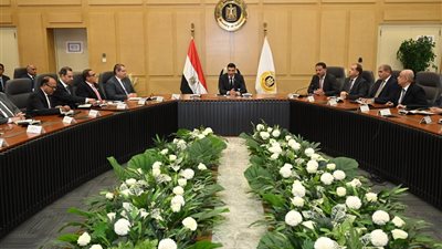 وزيرالصناعة يجتمع بقيادات الوزارة ويضع الخطوط العريضة للعمل في المرحلة القادمة