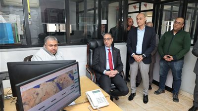 محافظ الجيزة يتفقد مركز معلومات شبكات المرافق للتعرف على خطط العمل | صور 