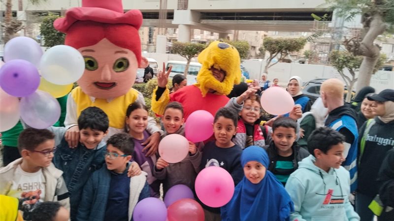 توزيع هدايا وفوانيس