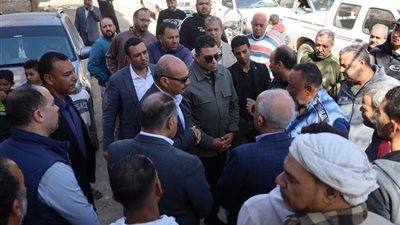 اللواء هاني رشاد محافظ السويس يجري جولة تفقدية بالقطاع الريفي بحي الجناين 