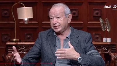 ساويرس يدعم عكاشة: السب والقذف دليل ضعف الحجة والغباء