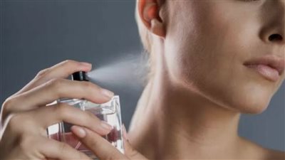 رشة عطرك اليومية تؤثر على جسمك والهرمونات والخصوبة بطريقة لا تتخيليها