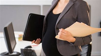 إجازة وضع 4 أشهر وحماية من الفصل.. أبرز مكاسب المرأة في قانون العمل الجديد