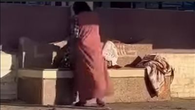 بتخبط راسه في الرخام.. الأمن يفحص فيديو لسيدة تتعدى على طفلها في الشارع بسوهاج