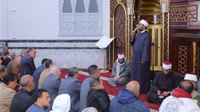 محافظ دمياط يؤدي صلاة العشاء والتراويح بمسجد راشد في كفر البطيخ