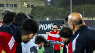 لاعبو الأهلي يحتفلون بعيد ميلاد إمام عاشور قبل مواجهة سموحة