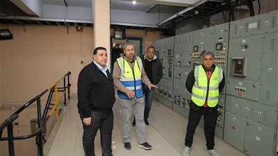 رئيس مياه البحيرة يُفاجئ محطة «عقد 4» بدمنهور بجولة تفقدية في منتصف الليل