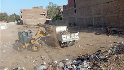 حملة نظافة مكبرة تواصل أعمالها المكثفة لرفع كفاءة الشوارع والطرق بمركز الفتح