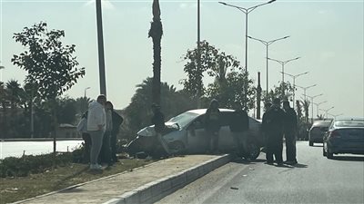 العناية الإلهية تنقذ شخصًا من الموت بعد اصطدامه بعمود إنارة بالتجمع الخامس