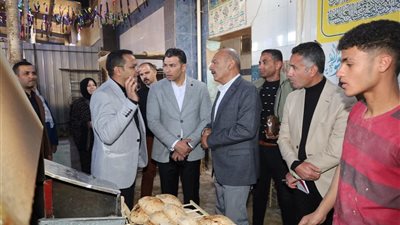 محافظ السويس يتفقد إنتاج رغيف العيش بالمخابز لضمان الجودة والالتزام بالأوزان
