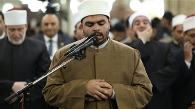 أئمة القبلة يؤمون المصلين بالقراءات المتواترة في صلاة التراويح