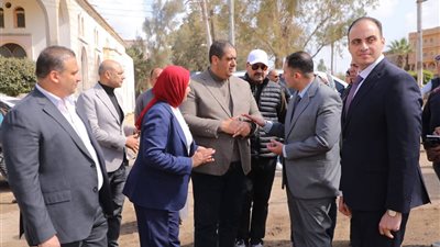 محافظ دمياط يبحث ميدانيا خطة إنشاء موقف سيارات الأجرة وتطوير مدخل السرو 