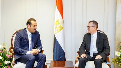 وزير التخطيط ومدير جهاز 