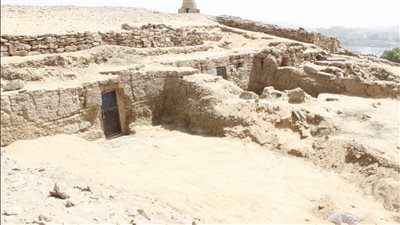 اكتشاف 3 مقابر صخرية جديدة في أسوان تعود إلى عصر الدولة القديمة|فيديو