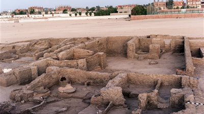 الكشف عن مدينة سكنية من القرن الثامن عشروجبانة قبطية أسفلها بموقع بمحافظة قنا