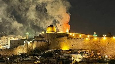 نابلس تقاوم النيران.. محاولة إحراق مسجد تفجر غضبا شعبيا ضد إرهاب المستوطنين