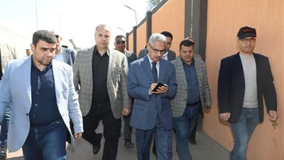 بالورقة والقلم.. محافظ بني سويف يتفقد انتظام العمل بمجمع مواقف عدلى منصور 