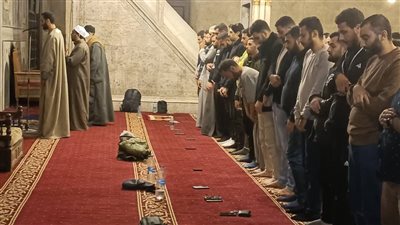 وسط أجواء إيمانية.. توافد المئات على مسجد السلطان حسن لأداء صلاة التراويح