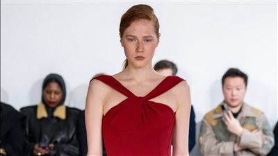المصممة Emilia Wickstead تطلق عرضها فس لندن لخريف وشتاء 2026