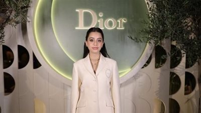 سعرها تخطى الـ 5000 دولار.. ياسمينا العبد بإطلالة أنيقة في سحور ديور 