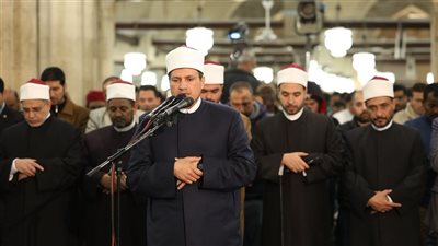 آلاف المصلين يحيون الليلة السادسة من رمضان بالجامع الأزهر