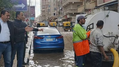 طوارئ البحيرة الدفع بالمعدات لسحب تجمعات المياه وتسهيل الحركة المرور