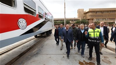 كامل الوزير يتناول وجبة الافطار مع عمال ورش السكة الحديد بكوم أبو راضي 