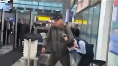 مطار ألماتي يتحول لمسرح رعب.. راكب شجاع ينقذ مضيفة من سكين قاتل| فيديو