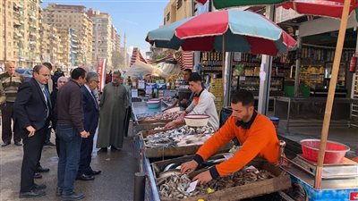 محافظ الدقهلية يتفقد معرض السلع الغذائية بحي غرب لضمان توفر السلع