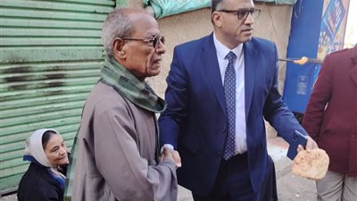 محافظ قنا يحيل عددا من العاملين بالمخبز الآلي للتحقيق لعدم مطابقة الخبز للموا