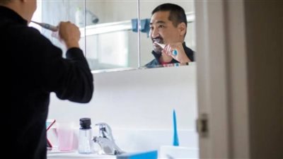تنظيف الأسنان مرتين يوميا .. عادة صغيرة تحمي دماغك