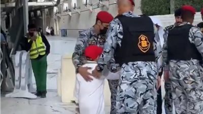 لحظة إنسانية في الحرم.. الشيخ ياسر الدوسري يصافح طفلا رغم الإجراءات الأمنية