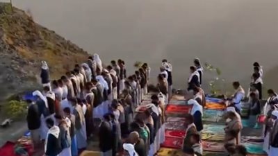 مشهد مهيب على تبة جبل.. يمنيون يصلون جماعة «كالبنيان المرصوص»