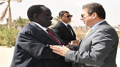 رئيس المخابرات العامة يعقد اجتماعا مع وفد رفيع المستوى من جنوب السودان