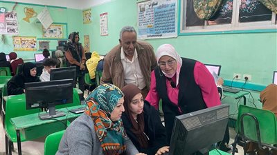 وكيل وزارة التعليم  بالسويس تتابع فحص أوراق تظلمات الشهادة الإعدادية
