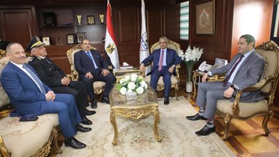 مدير الأمن والقيادات الأمنية يهنئان محافظ بنى سويف بتوليه مهام منصبه الجديد