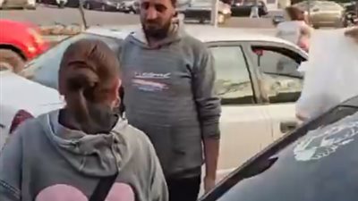 مشهد إنساني يعكس التعايش في مصر.. مسلم يفطر من يد قبطي 