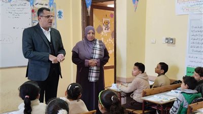 ياسر عمارة يؤكد الالتزام بالتقييمات الأسبوعية خلال جولته التعليمية بكفر سعد