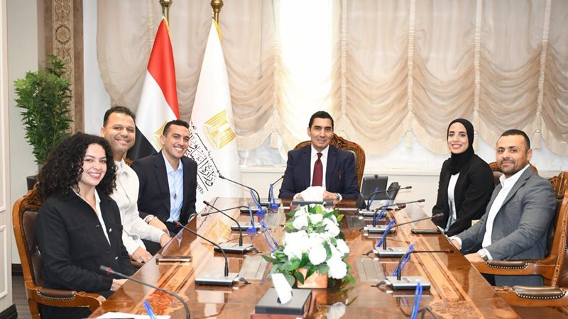 جوهر نبيل يجتمع باللجنة